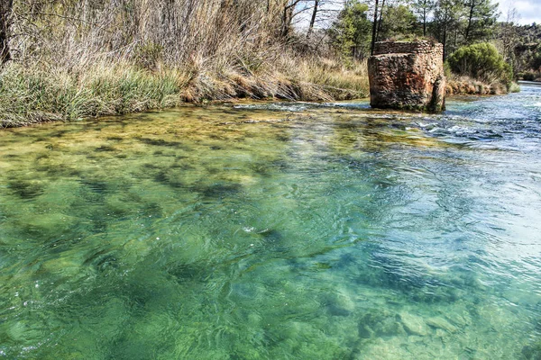 Cabriel River Křišťálově Čistou Vodou Obklopen Zelenou Vegetací Horách Albacete — Stock fotografie