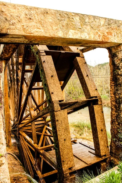 Gamla Trä Waterwheel Och Cabriel River Väg Genom Casas Del — Stockfoto