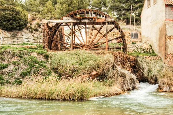 Staré Dřevěné Vodní Kolo Řeka Cabriel Své Cestě Přes Casas — Stock fotografie