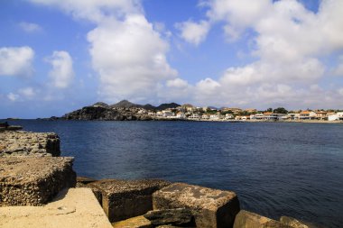 Cabo de Palos, güneşli bir yaz gününde, Los Alcazares köyünde (Murcia topluluğu, İspanya) sahil ve rıhtım.