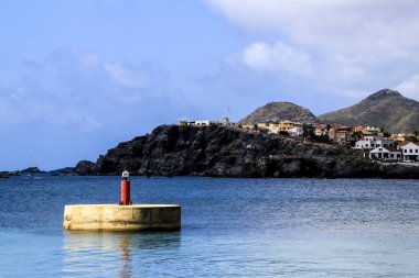 Cabo de Palos, güneşli bir yaz gününde, Los Alcazares köyünde (Murcia topluluğu, İspanya) sahil ve rıhtım.