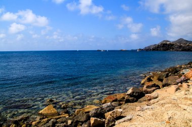 Güneşli bir yaz gününde güzel Cabo de Palos Sahili (Murcia Topluluğu, İspanya)