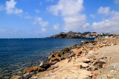 Güneşli bir yaz gününde güzel Cabo de Palos Sahili (Murcia Topluluğu, İspanya)