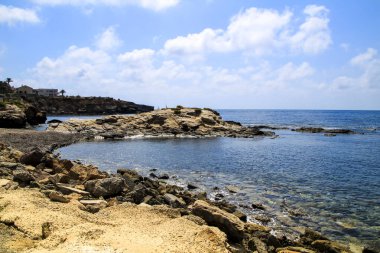 Güneşli bir yaz gününde güzel Cabo de Palos Sahili (Murcia Topluluğu, İspanya)