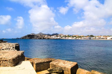 Güneşli bir yaz gününde güzel Cabo de Palos sahil ve rıhtımı (Murcia topluluğu, İspanya)