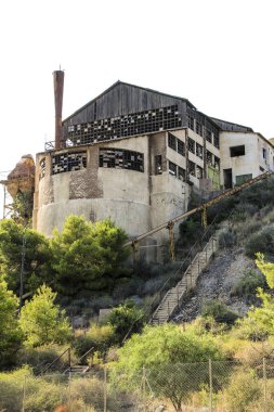 İspanya 'nın Murcia bölgesindeki Cartagena eyaletindeki Portman köyünün terk edilmiş binalarının kalıntıları..
