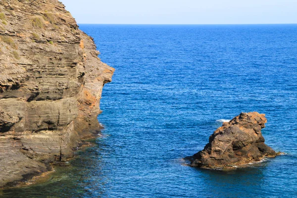 Güzel Cala del Barco Koyu, Atamaria, Cartagena Eyaleti, İspanya Yazın güneşli bir gününde