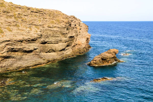 Güzel Cala del Barco Koyu, Atamaria, Cartagena Eyaleti, İspanya Yazın güneşli bir gününde