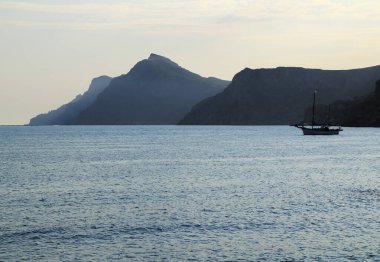 Gemi öğleden sonra İspanya 'nın Cartagena eyaletindeki Portman Körfezi' ne demir attı. Arkaplanda dağlar.