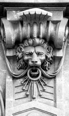 İspanya 'da ağzıyla yüzük tutan oyulmuş taş aslanla güzel bir cephe. Tek renkli resim