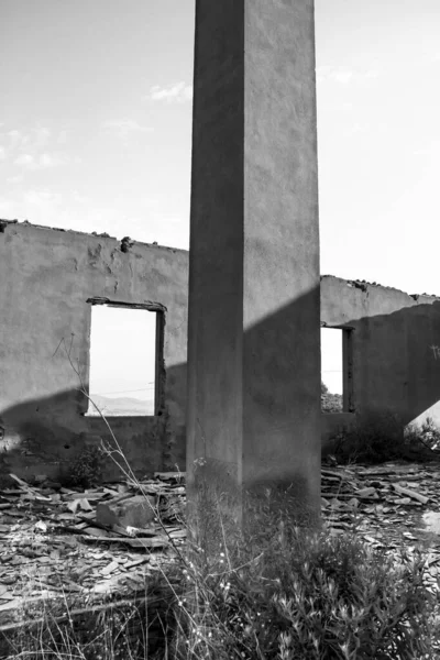 西班牙穆尔西亚社区卡塔赫纳省La Union村矿山废弃建筑的残留物 单色图片 — 图库照片