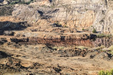 La Union Madencilik Parkı manzarası ve kırmızı göl, Cartagena, Murcia bölgesi, İspanya