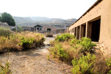 İspanya 'nın Murcia bölgesindeki Cartagena eyaletindeki La Union köyünün terk edilmiş binalarının kalıntıları..