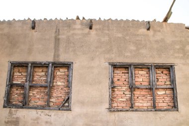 İspanya 'nın Murcia bölgesindeki Cartagena eyaletindeki La Union köyünün terk edilmiş binalarının kalıntıları..