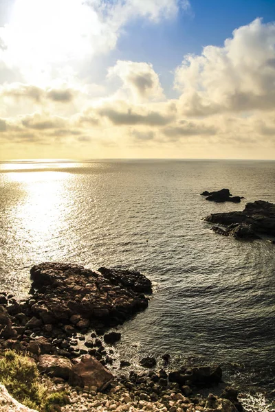Cabo Palos Sahilinin Güzel Manzarası Yazın Şafağında Kayalıkları Koylarıyla — Stok fotoğraf