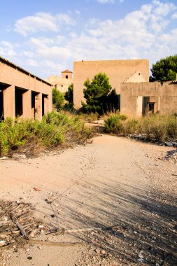 İspanya 'nın Murcia bölgesindeki Cartagena eyaletindeki La Union köyünün terk edilmiş binalarının kalıntıları. Tek renkli resim.