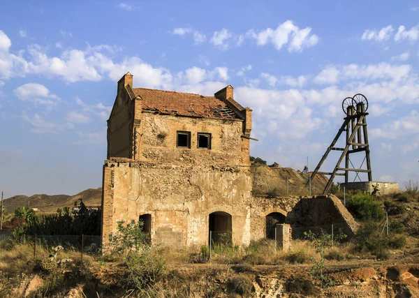 スペインのムルシア州 カルタヘナ県のラ ユニオン村の鉱山の放棄された建物や機械の遺跡 モノクローム写真 — ストック写真