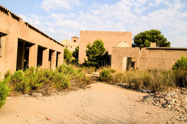 스페인의 무르시아 지역인 카르테지나 지방에 유니온 마을의 버려진 건물들의 모노크롬 — 스톡 사진