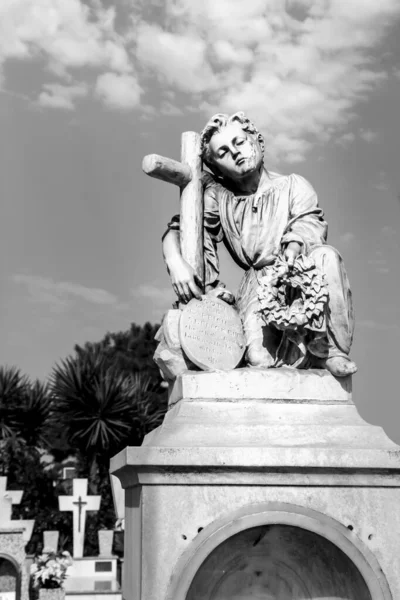 Statue Ange Pierre Dans Cimetière Solitaire Village Union Espagne Monochorme — Photo