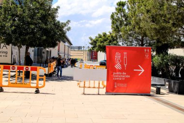 Elche, Alicante, İspanya - 6 Nisan 2021: Kütle Aşılama Merkezi 'ne katılan insanlar Elche, Alicante, İspanya' daki tesislere adapte oldular