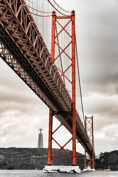 リスボン ポルトガル 2018年6月1日 曇りの日に春にリスボンのタガス川の銀行 美しい25 4月橋構造 — ストック写真