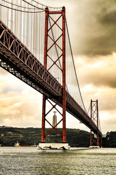 リスボン ポルトガル 2018年6月1日 曇りの日に夏にリスボンのタガス川の銀行 美しい25 4月橋構造 — ストック写真
