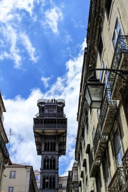 Lizbon, Portekiz- 30 Mayıs 2018: Lizbon 'da Santa Justa Asansörü ve mavi gökyüzünün altında görkemli bina cepheleri.
