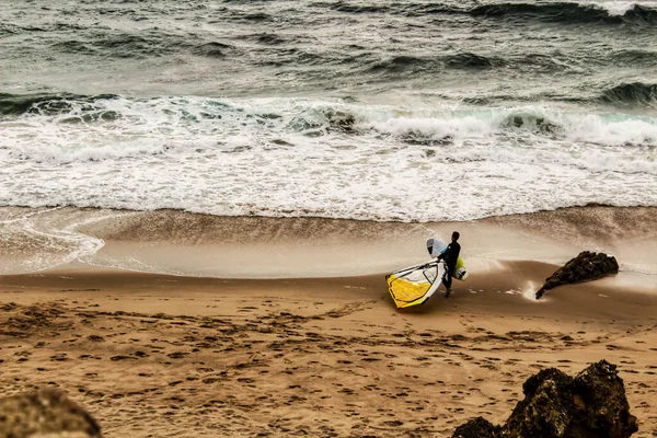 Lisbonne Portugal Avril 2020 Surfeurs Sur Plage Guincho Sous Ciel — Photo