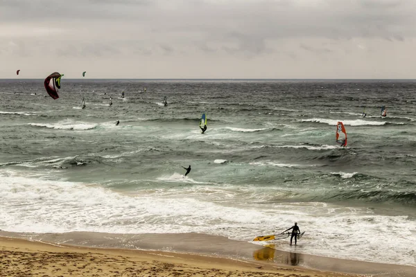 Lizbona Portugalia Kwietnia 2020 Surferzy Plaży Guincho Pod Zachmurzonym Niebem — Zdjęcie stockowe