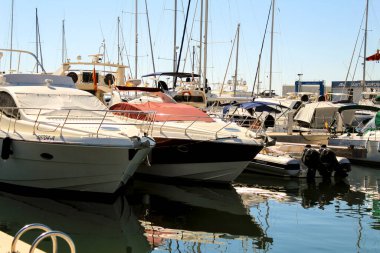 Santa Pola, İspanya - 8 Ağustos 2021: Güneşli bir yaz gününde Santa Pola 'nın deniz kulübünde demirlemiş tekneler