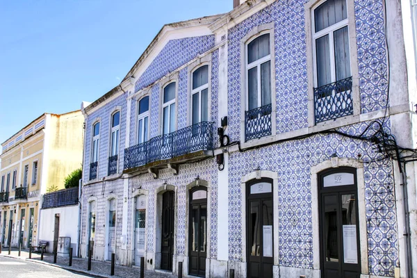 Lisboa Portugal Agosto 2021 Antigas Fachadas Coloridas Azuladas Azuis Verão — Fotografia de Stock