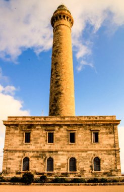 Güneşli bir yaz gününde Neoklasik Cabo de Palos deniz feneri