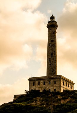 Güneşli bir yaz gününde Neoklasik Cabo de Palos deniz feneri