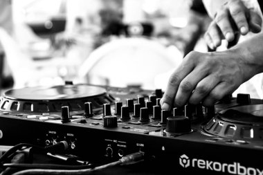 Madrid, İspanya - 14 Ağustos 2021: DJ 'in İspanya' da yaz aylarında yapılan Pioneer DJ müzik setiyle müziği karıştırması