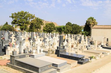 La Union, Cartagena, Murcia, İspanya - 21 Temmuz 2021: Güneşli bir günde, Cartagena eyaletinin La Union köyündeki güzel Virgen del Remedio mezarlığı