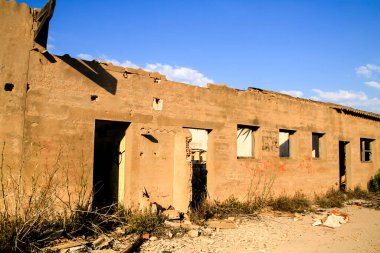 La Union, Cartagena, İspanya - 0 Temmuz 2021: İspanya 'nın Murcia bölgesindeki Cartagena eyaletindeki La Union köyünün terk edilmiş maden ocaklarının kalıntıları.