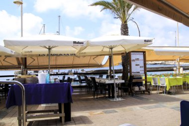 Cabo de Palos, Cartagena, Murcia, İspanya - 19 Temmuz 2021: güneşli bir günde, Cartagena 'nın Cabo de Palos plajında boş teraslı bar