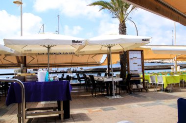 Cabo de Palos, Cartagena, Murcia, İspanya - 19 Temmuz 2021: güneşli bir günde, Cartagena 'nın Cabo de Palos plajında boş teraslı bar