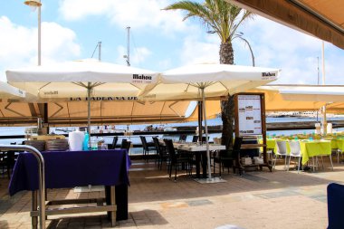 Cabo de Palos, Cartagena, Murcia, İspanya - 19 Temmuz 2021: güneşli bir günde, Cartagena 'nın Cabo de Palos plajında boş teraslı bar