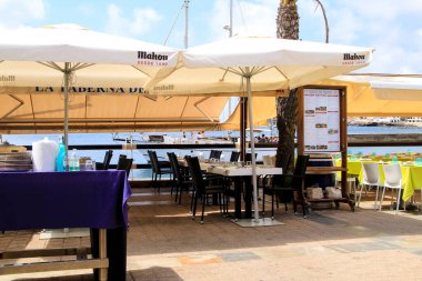 Cabo de Palos, Cartagena, Murcia, İspanya - 19 Temmuz 2021: güneşli bir günde, Cartagena 'nın Cabo de Palos plajında boş teraslı bar