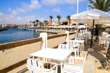 Cabo de Palos, Cartagena, Murcia, İspanya - 19 Temmuz 2021: güneşli bir günde, Cartagena 'nın Cabo de Palos plajında boş teraslı bar