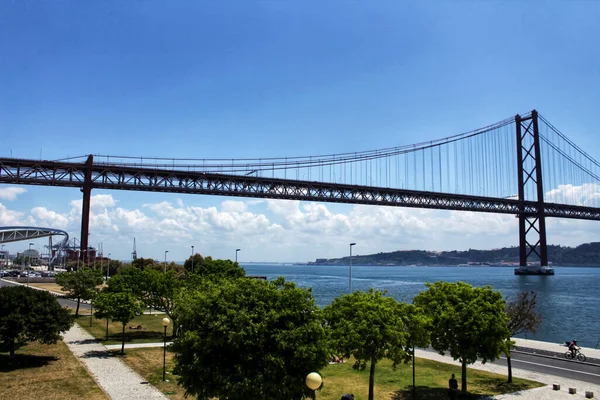 2018年5月19日 里斯本 春季在里斯本塔古斯河畔 背景为4月25日大桥 — 图库照片
