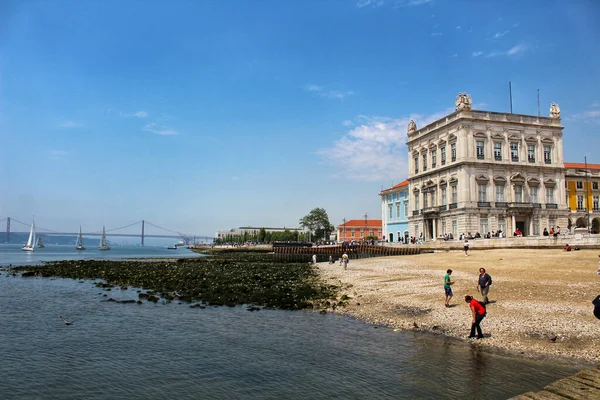 Lisbon Portugal May 2018 Tourists Banks Tagus River Lisbon 오전에 — 스톡 사진