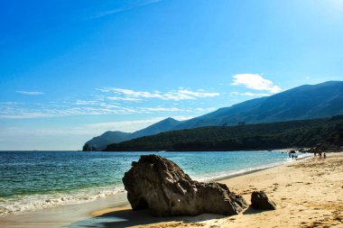 Lizbon, Portekiz- 4 Haziran 2018: Portekiz 'deki dağların arasındaki Galapinhos Sahili' nin kristal suları