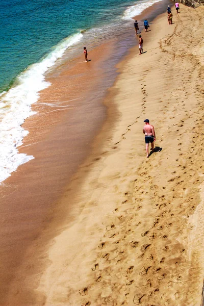 Sesimbra Lisszabon Portugália Június 2018 Kilátás Sesimbra Beach Turisták Figyeli — Stock Fotó