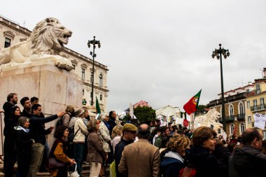 Lizbon, Portekiz- 24 Mayıs 2018: Protestocular ötenaziyi protesto eden ve Lizbon, Portekiz 'deki Cumhuriyet Meclisi' nin kapılarında palyatif bakım isteyen göstericiler