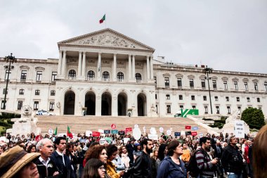 Lizbon, Portekiz- 24 Mayıs 2018: Protestocular ötenaziyi protesto eden ve Lizbon, Portekiz 'deki Cumhuriyet Meclisi' nin kapılarında palyatif bakım isteyen göstericiler