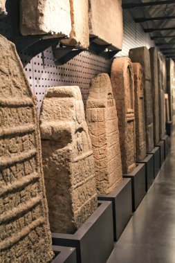 Lizbon, Portekiz- 24 Mayıs 2018: Lizbon, Portekiz arkeoloji müzesinde oyulmuş güzel Roma mezar taşları