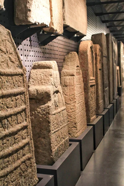 Lizbon, Portekiz- 24 Mayıs 2018: Lizbon, Portekiz arkeoloji müzesinde oyulmuş güzel Roma mezar taşları