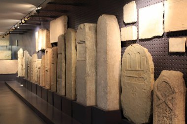 Lizbon, Portekiz- 24 Mayıs 2018: Lizbon, Portekiz arkeoloji müzesinde oyulmuş güzel Roma mezar taşları